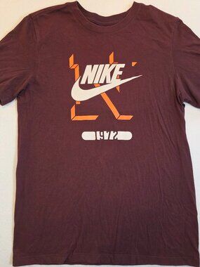Men's Nike The Nike Tee Maroon Burgundy 1972 Graphic Short Sleeve T-Shirt Size S